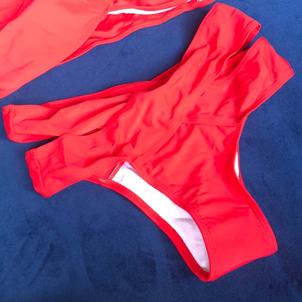 Red bikini - Picture 3 of 6